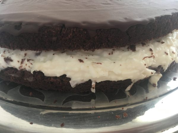 Torta de chocolate com creme de coco, combinação perfeita!